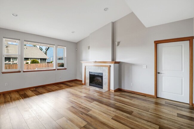 Foto del edificio - 3 Bed 2 Bath - Fairway Point - Pet per Approval - Fenced Backyard