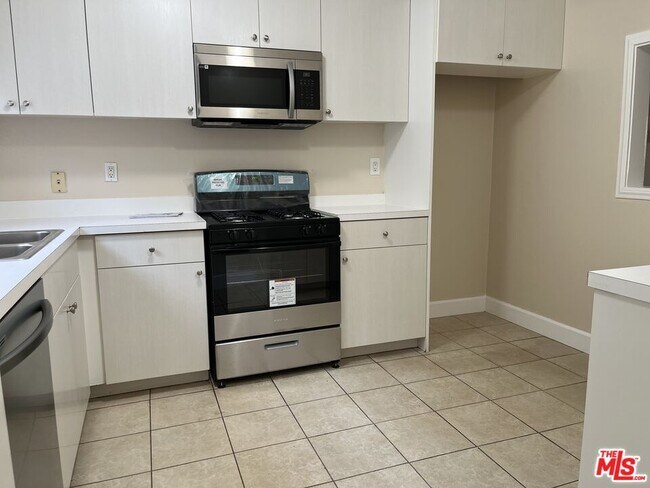 Building Photo - 18350 Hatteras St