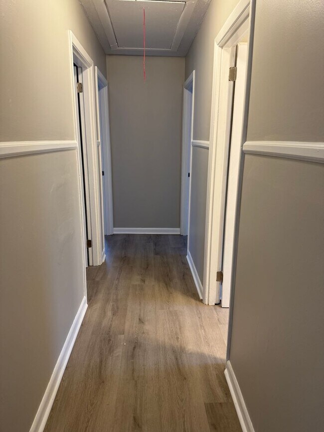 Foto del edificio - Renovated 3 Bedroom Across From N Elm Village!