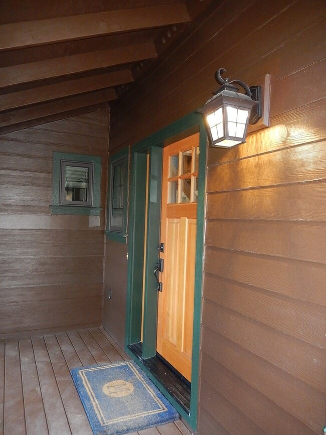 Building Photo - 1,188 Square Foot Recently built custom Cr...