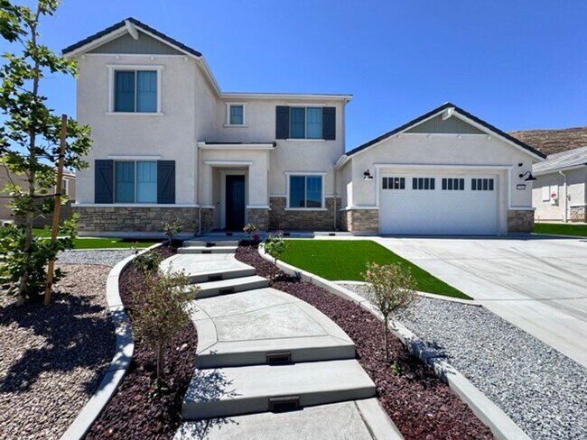 Building Photo - Spacious 5BD/3BA Home with Loft, Solar & B...