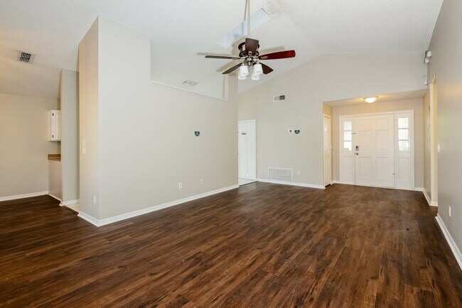 Building Photo - 1048 Vernon Loop