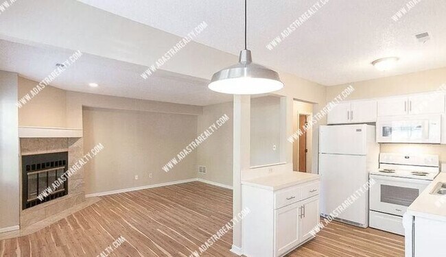 Foto del edificio - Beautiful and Spacious Townhome in LAWRENCE-Available in MAY!!