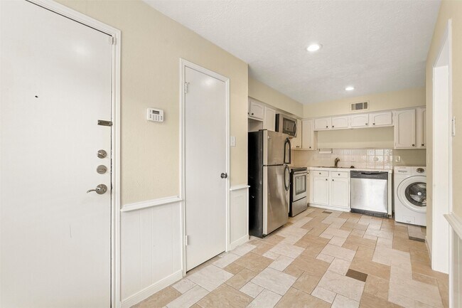 Foto del edificio - 496 N Post Oak Ln