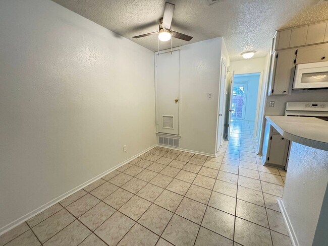 Foto del edificio - 2206 Silverway Dr