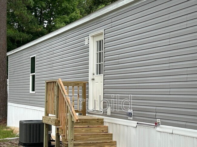 Building Photo - 99a Somerset Dr