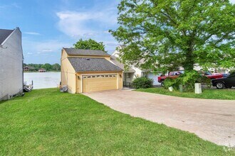 Building Photo - 1216 Lake View Dr
