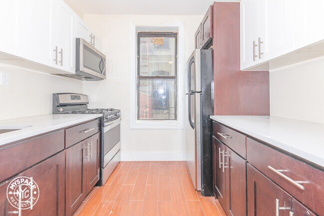 Building Photo - 666 Hancock St