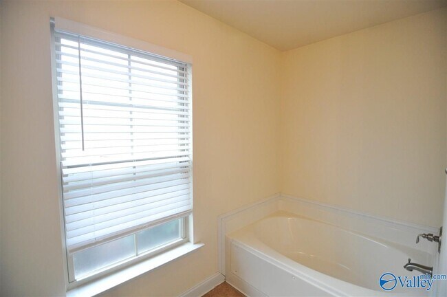 Building Photo - 106 Crystal Pond Ct NW