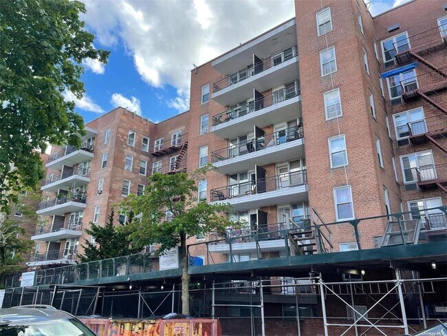 Foto del edificio - 67-50 Thornton Pl