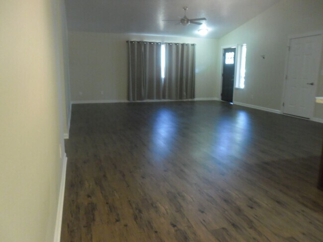 Building Photo - 3 Bdrm, 2 Ba Home