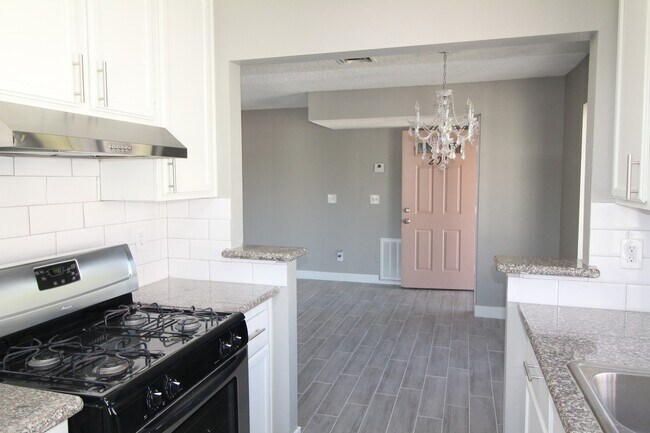 Foto del edificio - SHOWINGS AVAILABLE NOW
