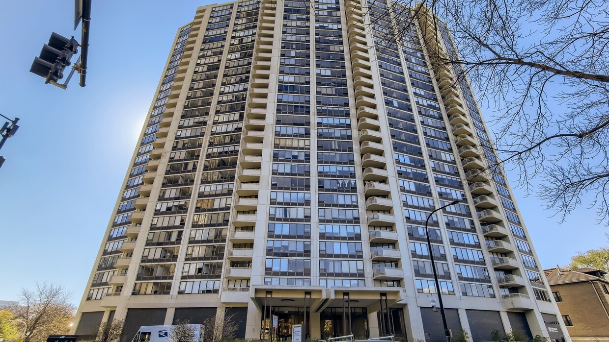 Primary Photo - 3930 N Pine Grove Ave