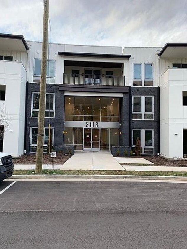 Primary Photo - Sleek 2 bed 2 bath West End condo!