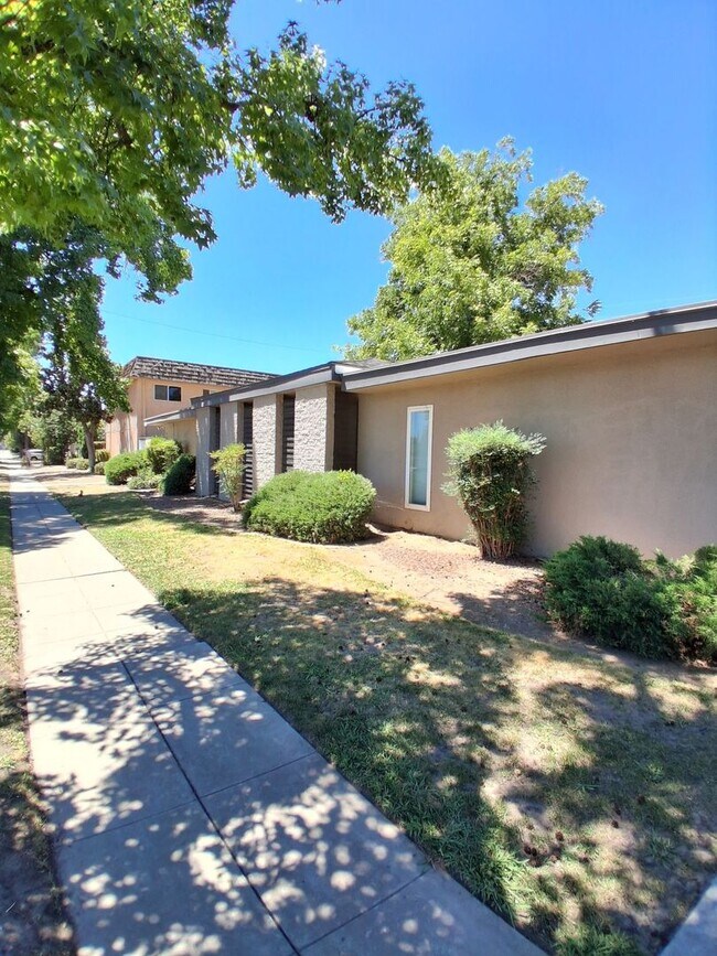 Foto del edificio - 3319 E Fairmont Ave