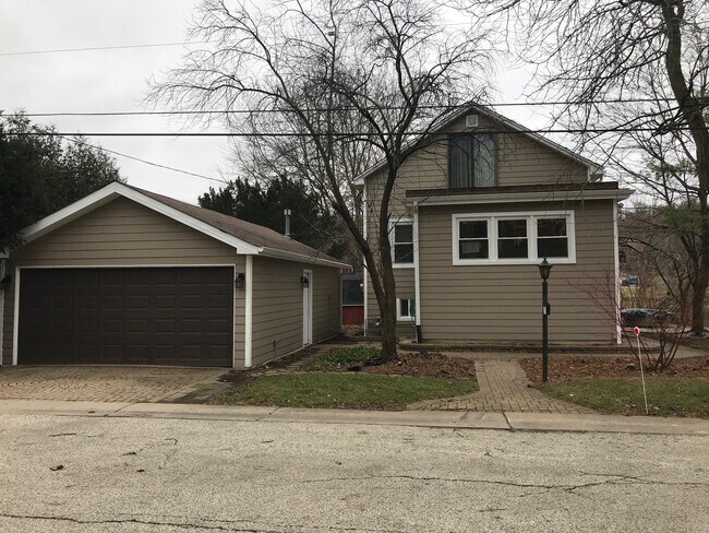 Building Photo - 1575 Lowe Dr
