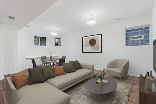 Building Photo - 823 W Roscoe St