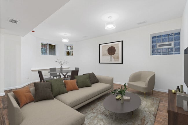 Building Photo - 823 W Roscoe St