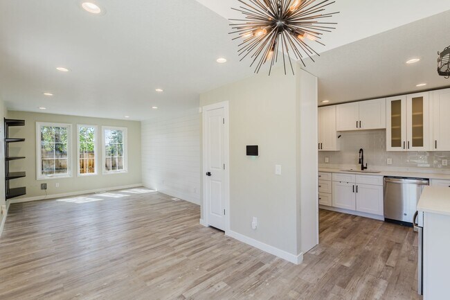 Building Photo - Great updated house in Southeast Denver near Cherry Hills!