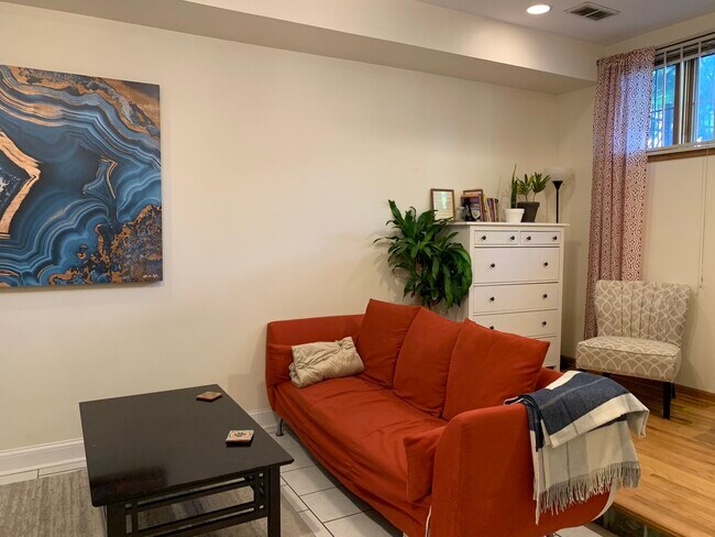 Foto del edificio - 1510 N Elk Grove Ave