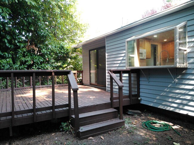 Building Photo - Beautifully Updated 3-Bedroom Home with Of...