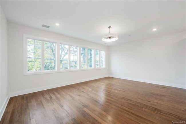 Building Photo - 142 Maple Ave