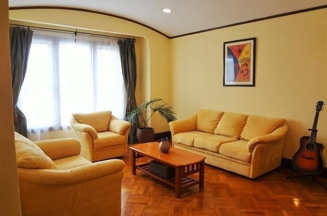 Sala de estar - 1438 38th Ave