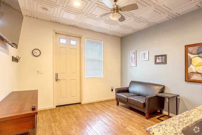 Estudio Suite Ejecutiva St Charles - 500 pies cuadrados - Sala de estar - Greenfield Village