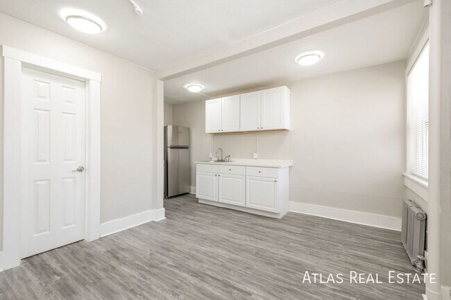 Building Photo - 970 N Pearl St