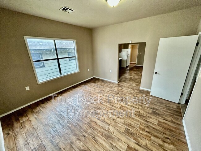 Foto del edificio - 716 E 9th St