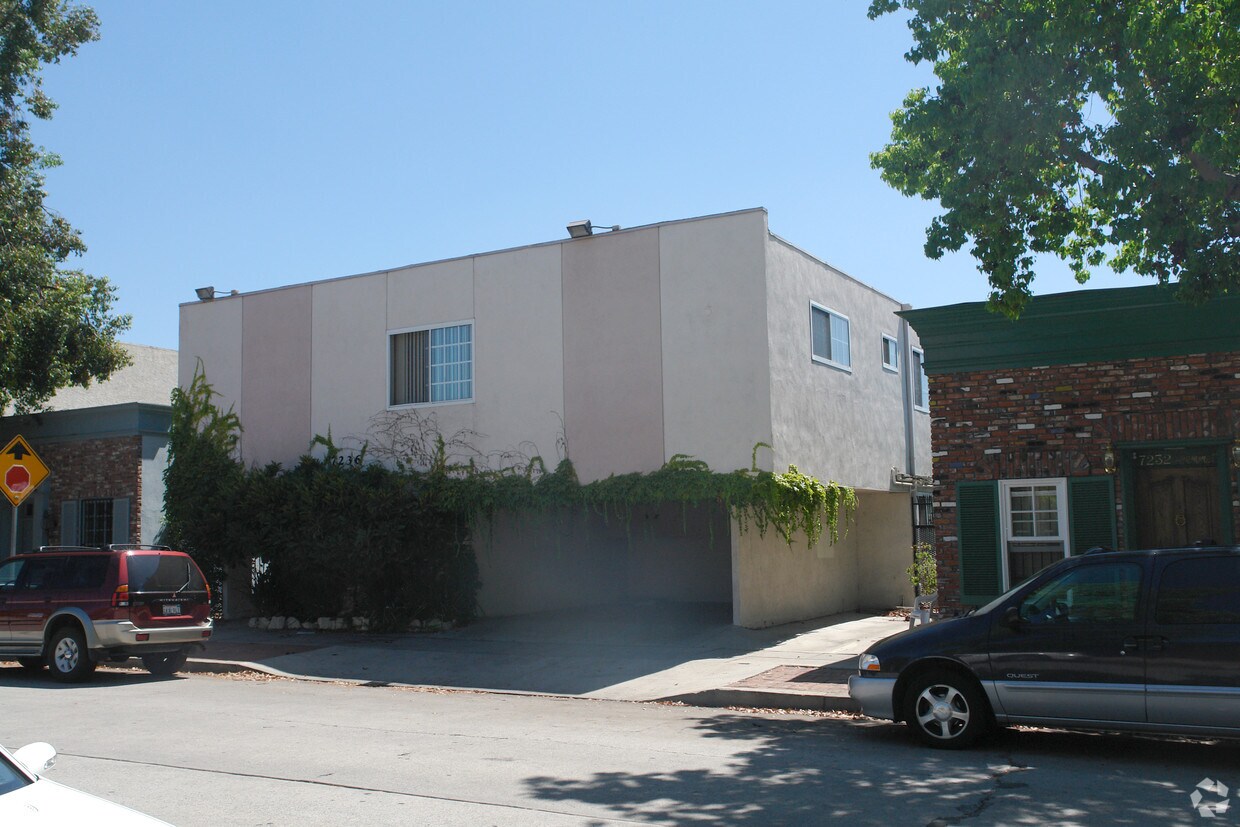 Foto del edificio - 7236 Remmet Ave