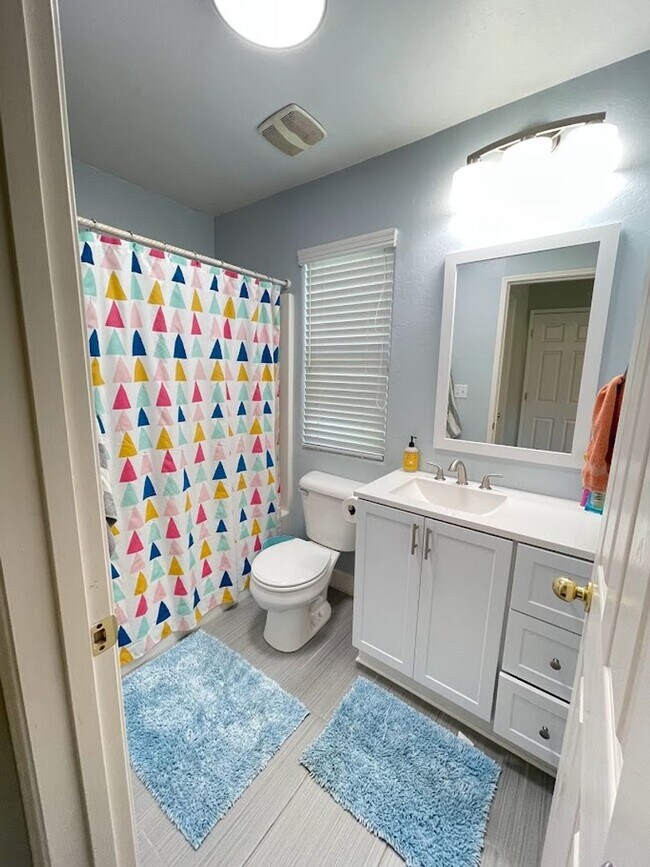 Building Photo - 5 Br 3.5 Ba with pool available soon