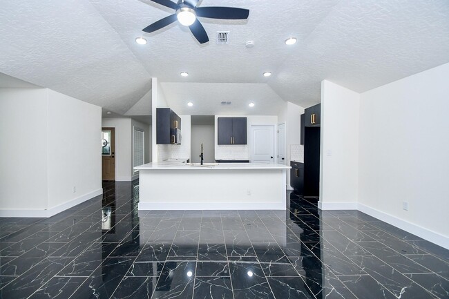 Building Photo - 6530 La Violetta Dr