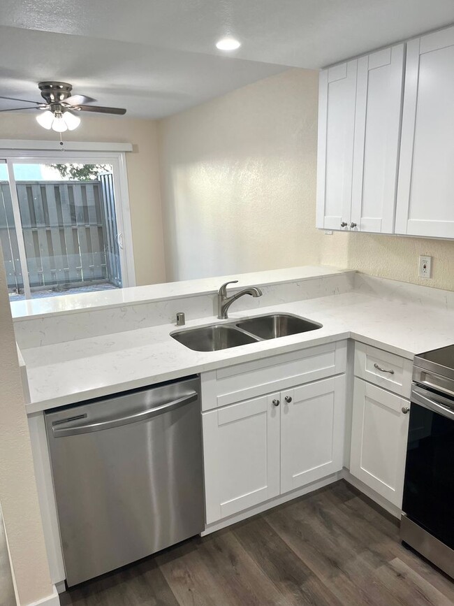 Building Photo - Upgraded 2 Bed/2 1/2 Bath Townhome