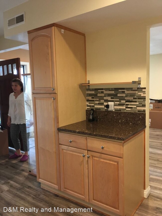 Building Photo - 2 br, 2 bath House - 525 N Beech St  #24