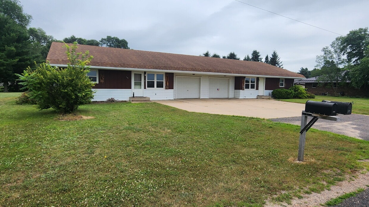 Primary Photo - 3 Bedroom Duplex Month to Month or 6 Month...