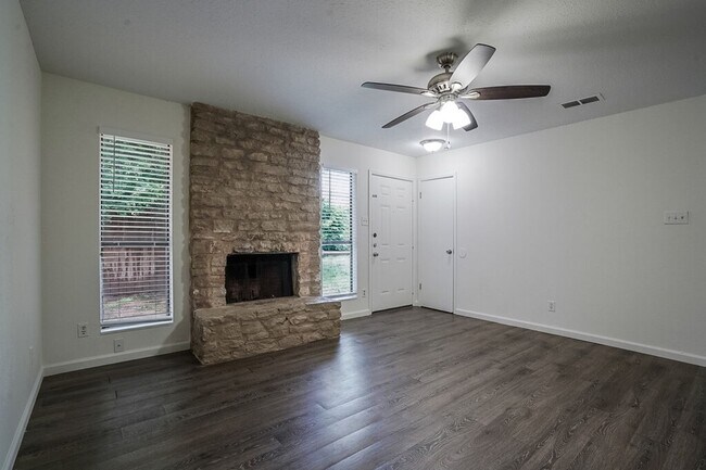 Foto del edificio - 701 Country Aire Dr