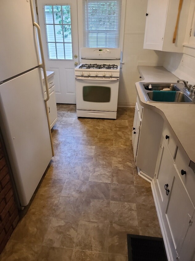 Building Photo - Where Comfort Meets Convenience: 3-Bedroom...