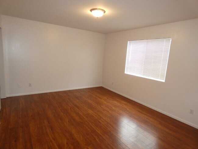 Building Photo - Cozy 2 bedroom 2 bath House in Central Loc...