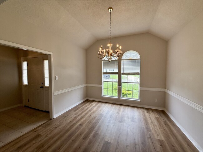 Foto del edificio - 854 Louise Ave