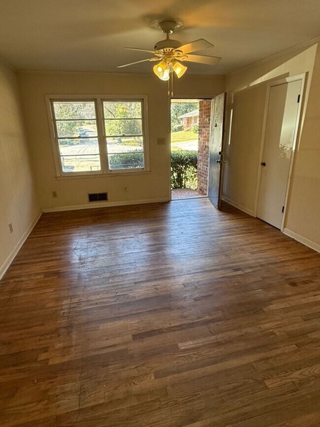 Foto del edificio - 10-12 Milledge Ct