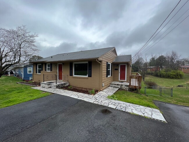 Building Photo - 913 Lake Dr