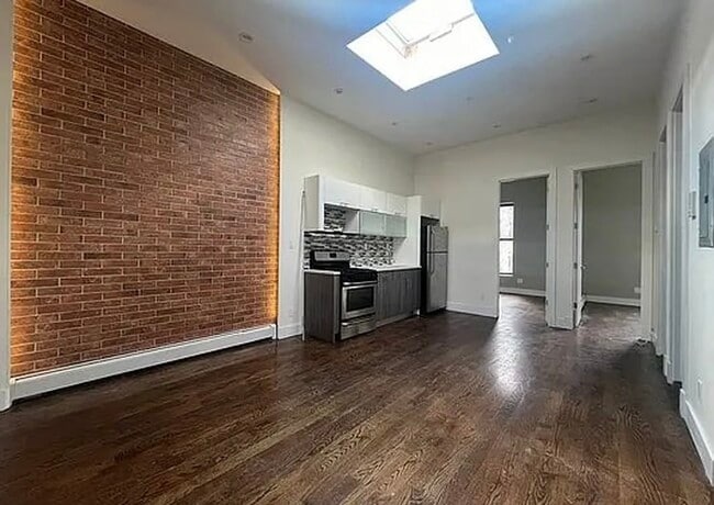 Building Photo - 165 Covert St