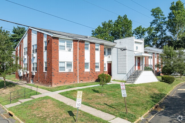Building Photo - MEADOWBROOK GARDENS APARTMENTS