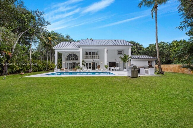 Foto del edificio - 14850 Old Cutler Rd