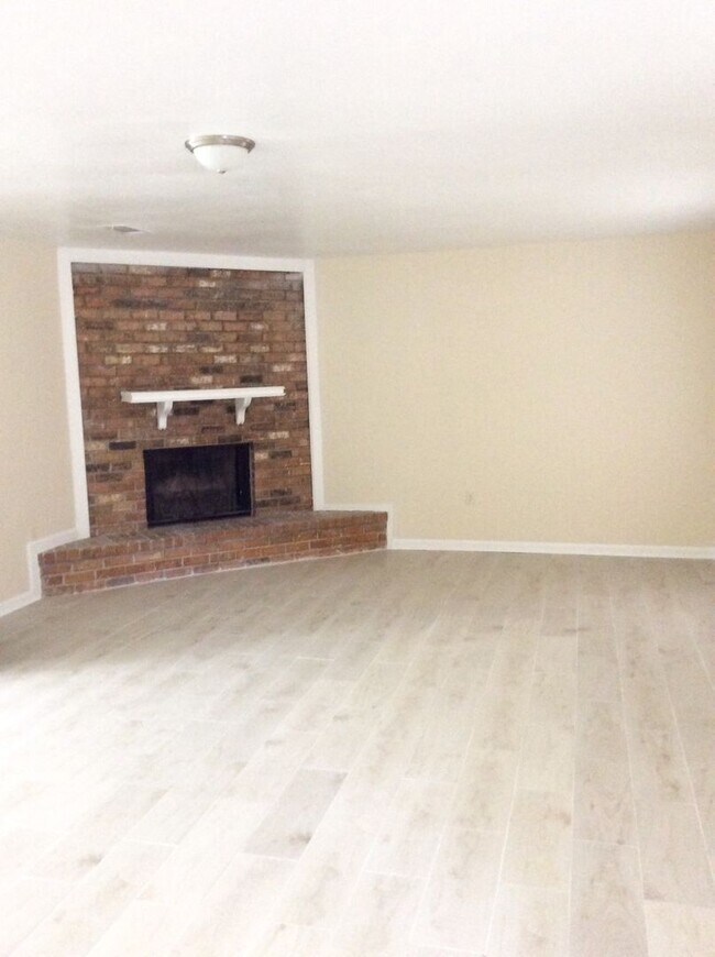 Building Photo - SPACIOUS NEWLY RENOVATED HOUSE