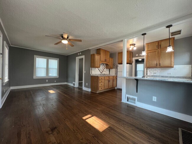 Building Photo - Updated 2 bedroom house $850