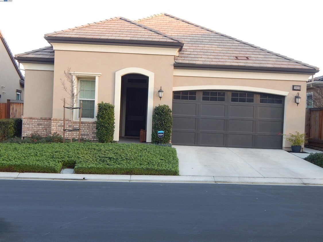 Primary Photo - 2028 Tempranillo Ln