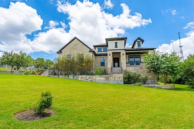 Building Photo - Luxurious 4 bedroom, 4 bathroom home with ...