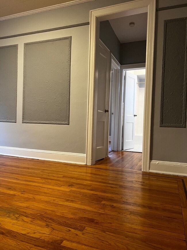 Building Photo - 576 Warburton Ave